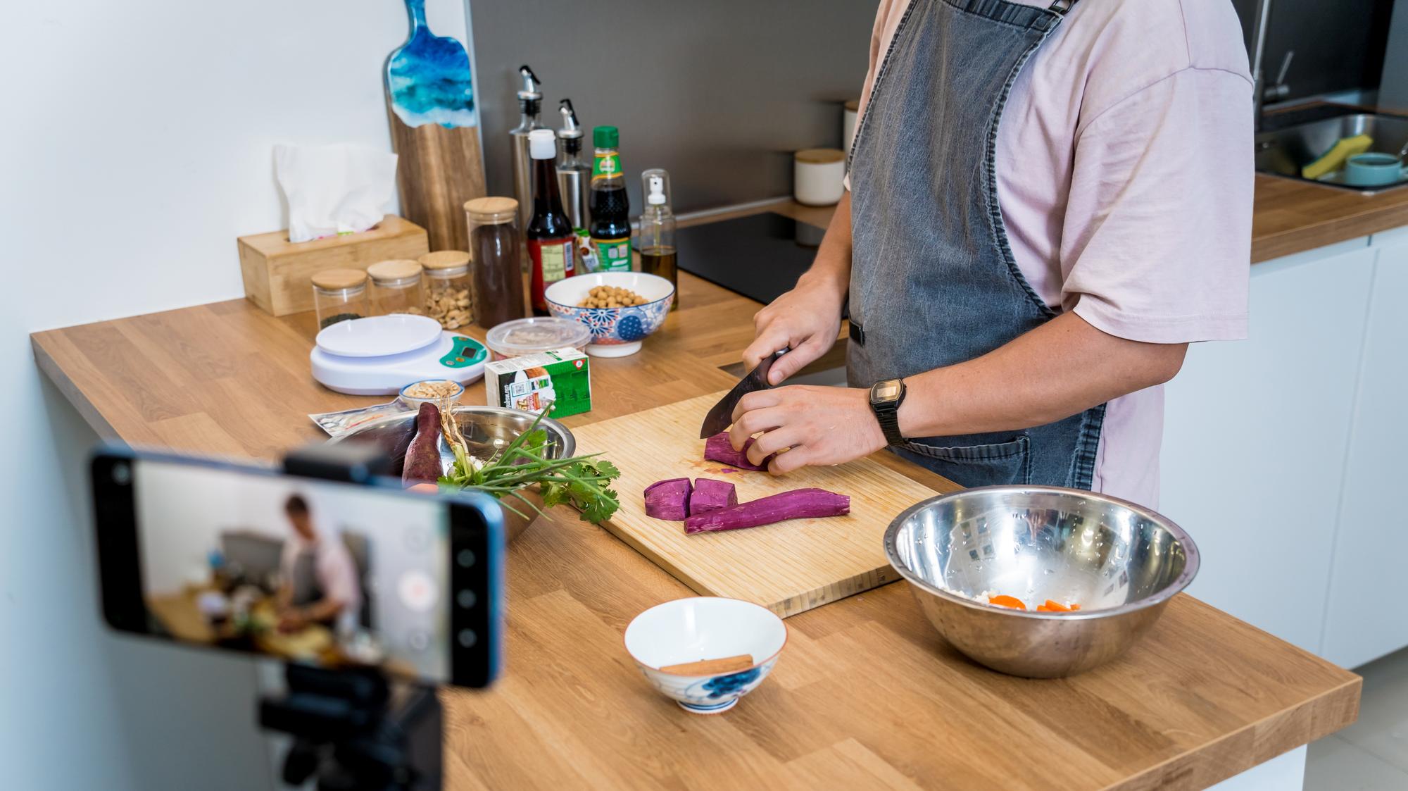 Banco cucina domestico con ingredienti ordinati