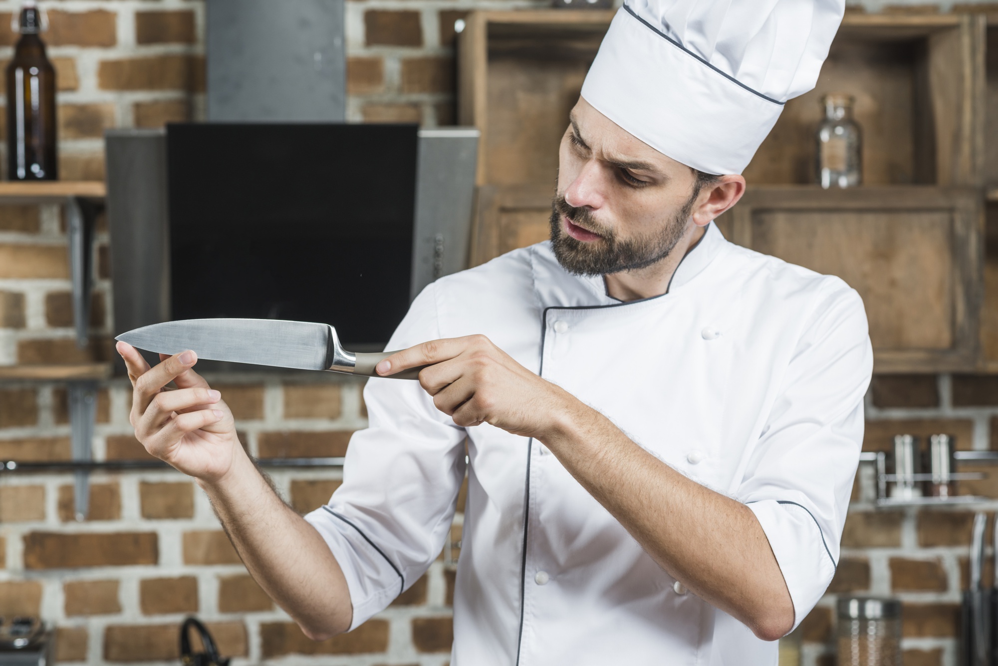 Chef che mostra una tecnica di taglio